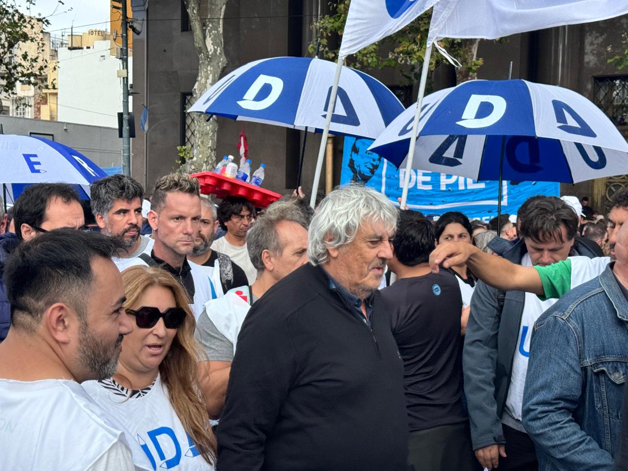 El Gobierno Nacional se expulsa por decreto de la paritaria docente, se adjudica poder para vetar acuerdos salariales, profundiza la desinversión en educación y promueve el caos en el sistema